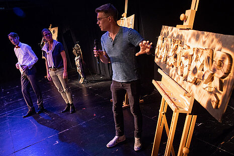 Christian Gakenholz beschreibt das Entstehen deines der Kunstwerke