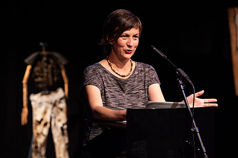 Anne Prenzler hält ihre Laudatio zum Projekt