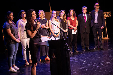 Franziska Stünkel überreicht den Sonderpreis