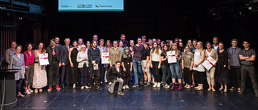 KulturKometen-Preisträger*innen 2017 auf der Bühne im Ballhof 1