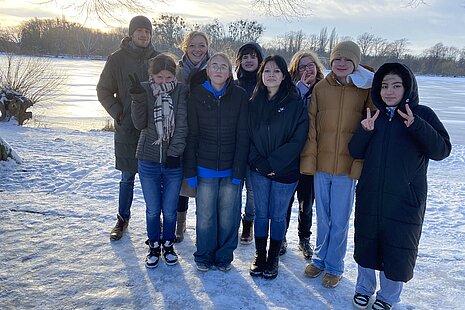 Gruppenbild mit Kindern im Schnee