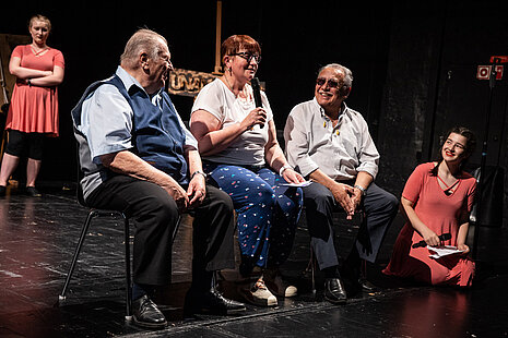 Senior*innen und Schüler*innen beim gemeinschaftlichen Spiel auf der Bühne